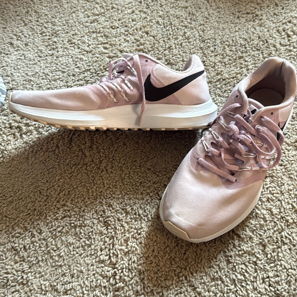 Nike Run Swift Tennis Shoe